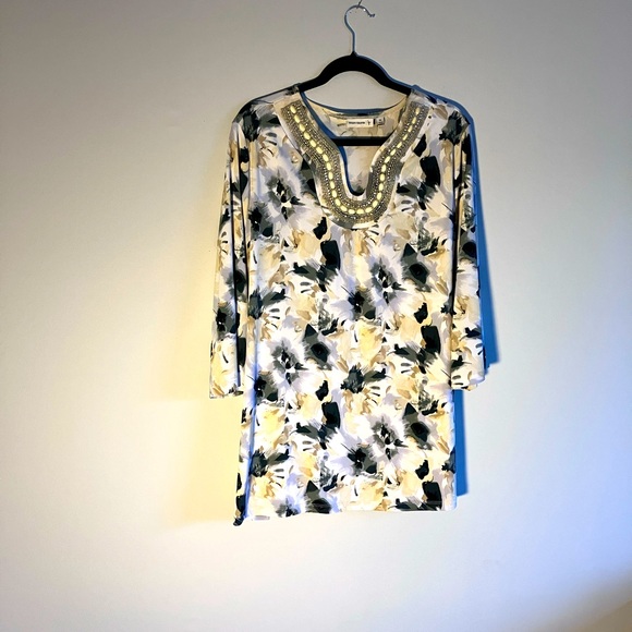Susan Graver Tops - Susan Graver Graphic Tunic w/ Bedazzled Neck in size 2X.